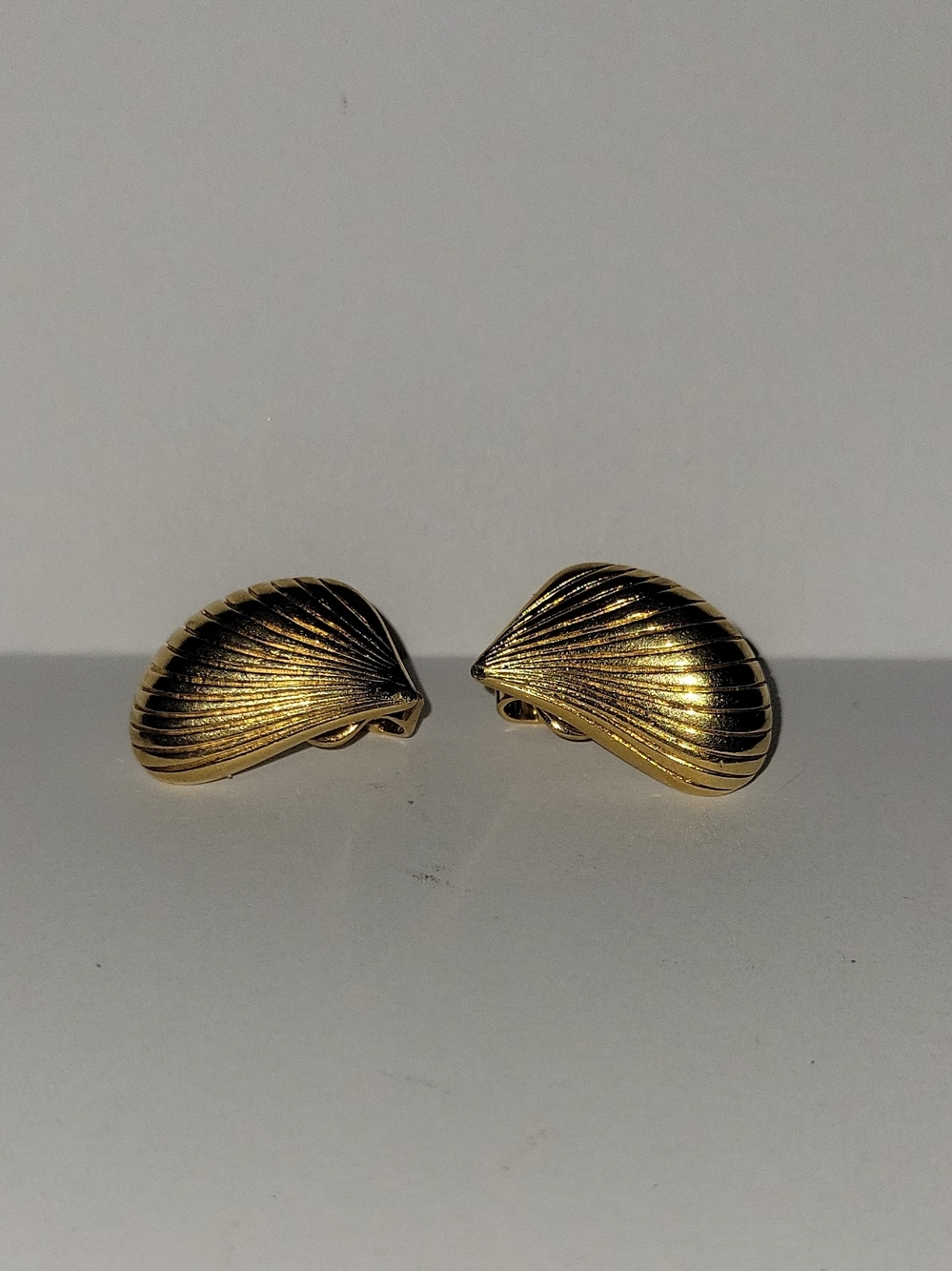 Vintage Trafari Gold Shell Design Clip-On Earrings